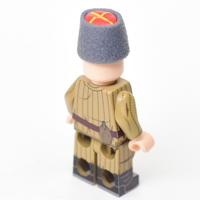 Папаха генеральская, красный верх с кокардой обр 1940. для лего фигурок.