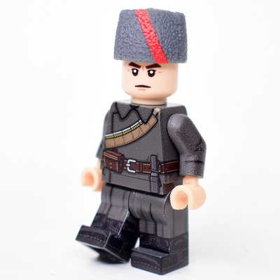 CW002 Красноармеец в шинели и папахе с лентой на период гражданской войны. Совместим с лего.