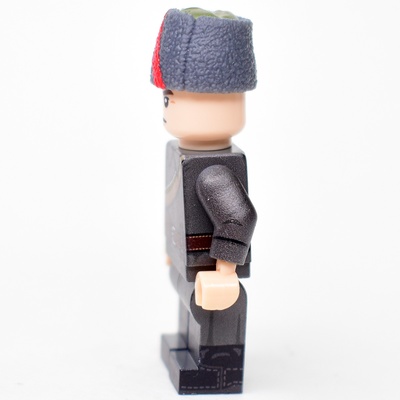 CW002 Красноармеец в шинели и папахе с лентой на период гражданской войны. Совместим с лего.