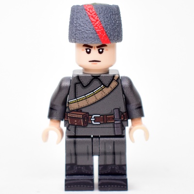 CW002 Красноармеец в шинели и папахе с лентой на период гражданской войны. Совместим с лего.